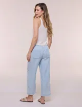 Pantalón crop de algodón y rayón, color beige, con pretina elástica con cordón de ajuste, bolsillos frontales aplicados y corte recto.