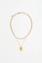 Collar doble de metal dorado, compuesto por una cadena tipo serpiente y una cadena fina con dije de trébol de cuatro hojas en acrílico verde.