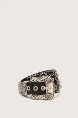 Cinturón de cuero vacuno negro con hebilla y pasador metálicos de estilo western, con grabados florales envejecidos y detalles de tachas metálicas.