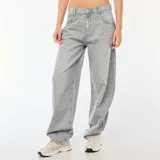 Jean de corte recto y tiro alto, color gris claro, con detalle de strass aplicado en toda la parte frontal. Cuenta con cierre de botón y cremallera, y bolsillos laterales y traseros.