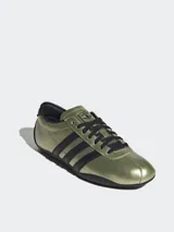 Zapatillas Adidas Tokyo doradas con detalles en negro, de cuero suave y silueta de perfil bajo.