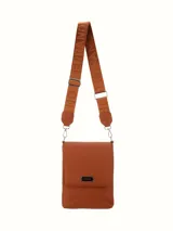 Bandolera Terrano de formato vertical y compacto, confeccionada en material símil cuero color suela. Presenta una solapa frontal con placa metálica grabada con el logo de la marca y una correa larga regulable de tela con el nombre de la marca tejido en relieve.