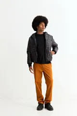 Pantalón de hombre color naranja quemado, de corte recto y tiro medio.