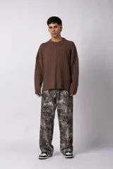 Sweater de punto color blanco con diseño de textura combinada, presentando un lado liso y otro con tejido trenzado. Posee cuello redondo, mangas largas y un corte relajado.