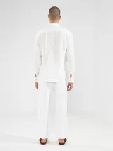 Camisa de manga larga confeccionada 100% en lino, color verde claro, con calce recto y relajado. Presenta frente abotonado con botones de coco con logo y el patch característico de Polonio.