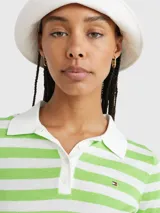 Chomba de punto a rayas horizontales verdes y blancas, con cuello polo blanco, cartera de cuatro botones y logo bordado de Tommy Hilfiger en el pecho.