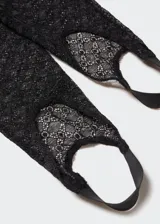 Leggings de encaje con diseño fuseau, confeccionados en tejido elástico semitransparente con patrón geométrico. Presentan un corte entallado y cintura elástica.