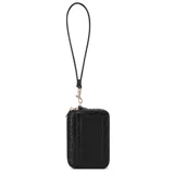 Billetera Guess modelo Elliot de color negro, confeccionada en símil cuero con diseño en relieve del logo de la marca. Cuenta con cierre perimetral, ranuras para tarjetas en el exterior, correa de muñeca desmontable y herrajes metálicos en tono dorado, incluyendo el nombre de la marca en el frente.