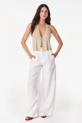 Top halter tejido de punto con hilos de lurex en color marrón, escote en V pronunciado y cierre delantero con tiras para anudar.