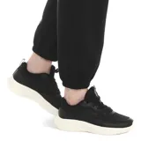 Championes de running 361º, color negro con suela blanca. Presentan un diseño aerodinámico con malla transpirable y refuerzos sintéticos, ideales para entrenamiento deportivo.