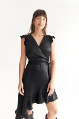 Vestido corto negro con estampado difuminado en color bronce, escote en V, mangas cortas con volados, falda asimétrica con volados y lazo en la cintura.