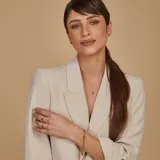 Collar de oro 18k con cadena fina de eslabones y dije ovalado central que presenta un zafiro azul rodeado por pequeños brillantes.