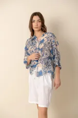 Bermuda de lino negra con cintura elastizada y cordón ajustable.