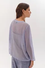 Sweater de tejido de punto calado color lila, con cuello en V y mangas largas.
