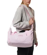 Bolso deportivo tipo duffel de la marca Jansport, color bordó, con doble asa de mano y correa ajustable para hombro. Cuenta con cierre principal, bolsillo frontal con cierre y logo de la marca aplicado.