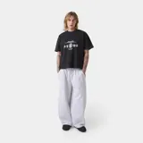 Remera de corte boxy fit color negro, con estampado gráfico frontal que incluye escudos y tipografía en color blanco.