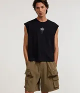 Bermuda cargo para hombre de color verde militar, confeccionada en algodón con felpa y poliéster. Cuenta con múltiples bolsillos cargo laterales y cierre de cremallera.