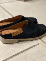 Zuecos Sierra Mora color beige de gamuza con suela de goma marrón y plantilla de cuero color naranja.