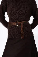 Faja de diseño artesanal confeccionada en una combinación de napa lisa y gamuza color marrón. Presenta un cierre frontal con argolla metálica dorada y detalle de flecos colgantes en el mismo material.