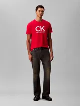 Remera Calvin Klein de color rojo, con cuello redondo, mangas cortas y corte regular. Presenta el logotipo y monograma de la marca impresos en gran tamaño en el centro del pecho.