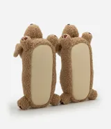 Pantufla cerrada de diseño divertido con forma de perro, confeccionada en tejido de poliéster tipo peluche color tostado, con detalles bordados de huellas en las patas.