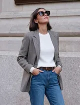 Blazer de corte sastre con estampado de cuadros gales, cuello con solapas clásicas, cierre frontal con botones y bolsillos delanteros. Cuenta con forro interior a tono.