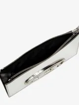 Monedero tipo pouch Diesel color dorado metalizado, con cierre de cremallera, correa de muñeca y logo ovalado metálico en el frente.