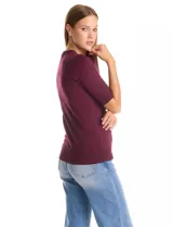 Buzo de tejido fino en color azul marino, con cuello redondo y mangas cortas con puños acanalados.