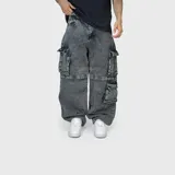 Pantalón cargo tipo jean en color negro con efecto acid wash, corte ultra baggy y múltiples bolsillos laterales con solapa.