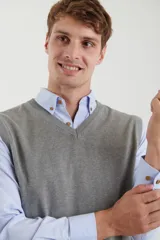 Chaleco de punto negro con cuello en V y ribete en el bajo.