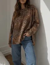 Sweater de punto con estampado de leopardo, cuello redondo y mangas largas, con diseño holgado y aberturas laterales en el bajo.