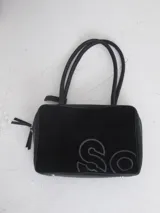 Cartera de mano rectangular color negro, confeccionada en una combinación de cuero liso y gamuza. Presenta doble asa superior, cierre lateral con tiradores de cuero y un diseño gráfico bordado en el frente con las letras 'So'.