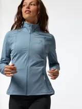 Campera deportiva de segunda capa confeccionada en tejido suave melange color celeste. Cuenta con cuello alto, cierre frontal completo, bolsillos laterales con cierre y orificios para los pulgares en los puños.