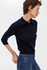 Top en punto acanalado de manga tres cuartos, color azul marino, con cuello polo y tapeta corta de botones.