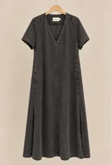 Vestido midi de denim negro lavado, de manga corta, con escote en V y bolsillos laterales.