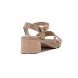 Sandalias de cuero sintético color beige, con taco cuadrado bajo y pulsera con hebilla.