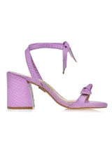 Sandalias de cuero sintético con estampado de piel de serpiente color verde, con taco cuadrado y tira delantera con nudo.