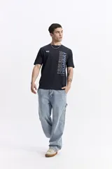 Remera de manga corta color azul marino, con escote redondo y ajuste regular. Presenta un estampado vertical con la palabra "HIGHWAY" en diferentes tonos de azul y el número "#76" en el pecho.