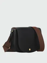 Bandolera Longchamp modelo Épure Timeless M, de color negro con correa ancha de lona en tono marrón. Presenta solapa frontal con cierre de botón metálico dorado y detalles de herrajes en el mismo tono.