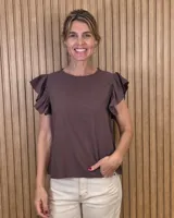 Musculosa de lino color marrón con mangas con volantes y cuello redondo.
