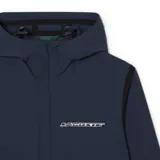 Campera azul marino con capucha y cierre frontal. Presenta el logo de Lacoste en el pecho y en la manga izquierda.