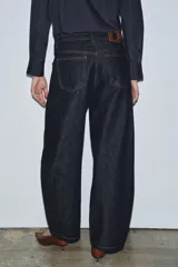 Jeans de tiro medio con corte balloon leg y largo al tobillo. Presenta diseño de cinco bolsillos, cintura con trabillas y cierre frontal con cremallera y botón metálico.