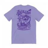 Remera de algodón color lila con estampa gráfica en la espalda que muestra a un personaje estilo Alf relajado en una reposera en la playa, con la leyenda Emexem Spa & Resort y la frase El aire acondicionado no funciona.