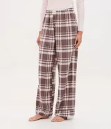 Pantalón de pijama de franela con estampado de cuadros en tonos marrón y blanco. Presenta un corte holgado, cintura elástica y diseño cómodo ideal para el descanso.
