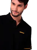 Chomba de manga corta color negro con detalles en amarillo en los bordes de las mangas. Presenta cuello tipo polo con cierre de botones y el logo de la marca estampado en el pecho.