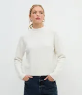 Suéter de tricot color blanco, con cuello redondo, mangas largas y terminaciones acanaladas en puños y ruedo.