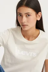 Remera de algodón color blanco hueso, con cuello redondo y mangas cortas. Presenta el logo de Levi's estampado en el frente con acabado metalizado.