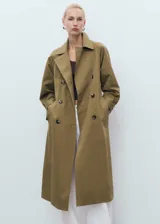 Abrigo tipo trench de diseño recto y oversize, color verde oliva. Presenta cierre de doble botonadura, cuello de solapa ancha, bolsillos laterales y mangas largas con puños abotonados. Incluye forro interior y cinturón desmontable.
