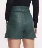 Short clochard negro de cuero sintético con cintura alta, cinturón con hebilla metálica y bolsillos laterales.