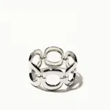 Brazalete plateado con eslabones ovalados.